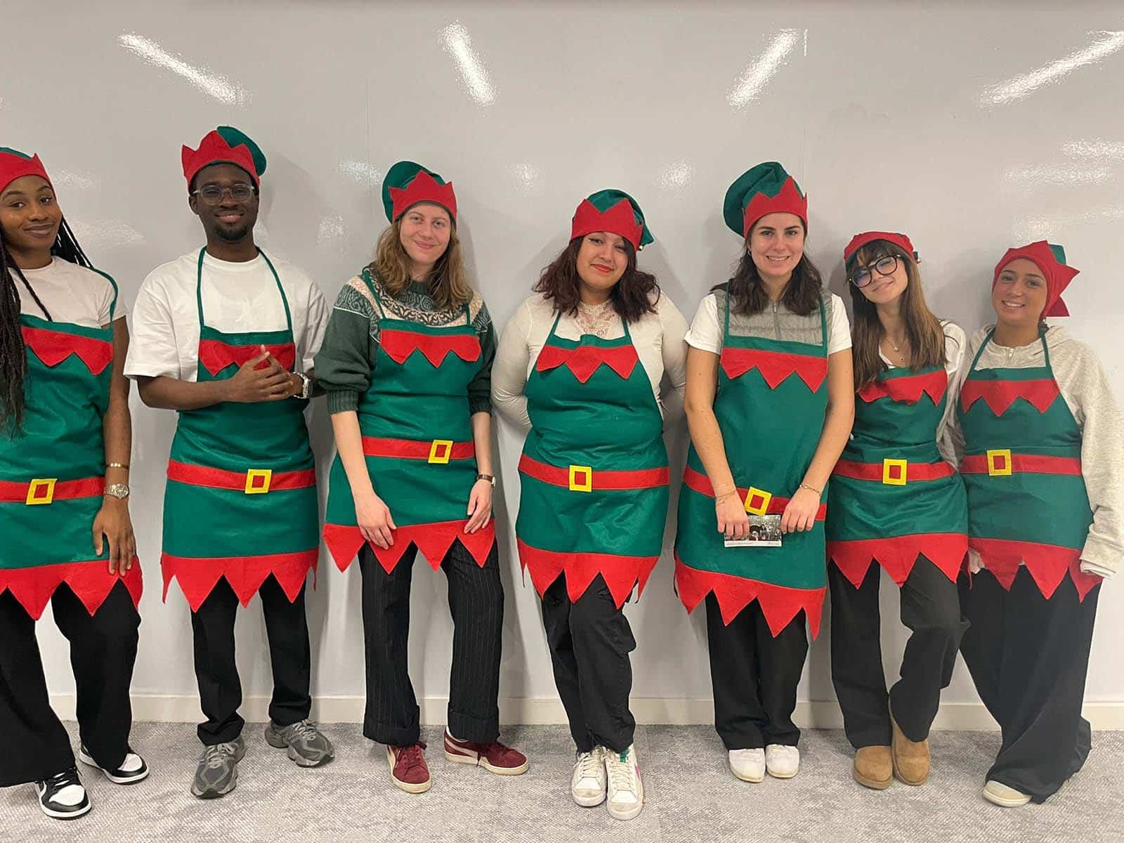 Équipe d'animateurs KidosDay en costume de lutins pour une fête de fin d'année en entreprise