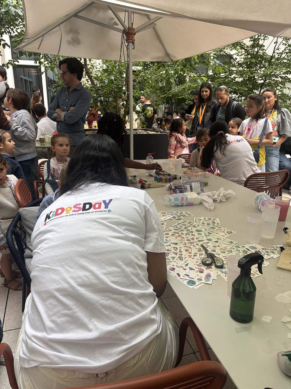 Espace maquillage installé en extérieur sous un parasol lors d'un Family Day d'été en entreprise