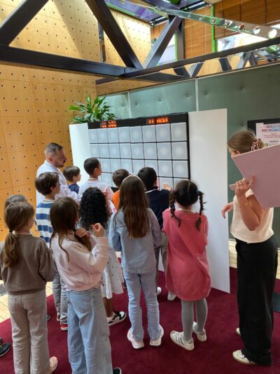 Enfants participant à un atelier interactif et technologique lors d'un événement corporate KidosDay
