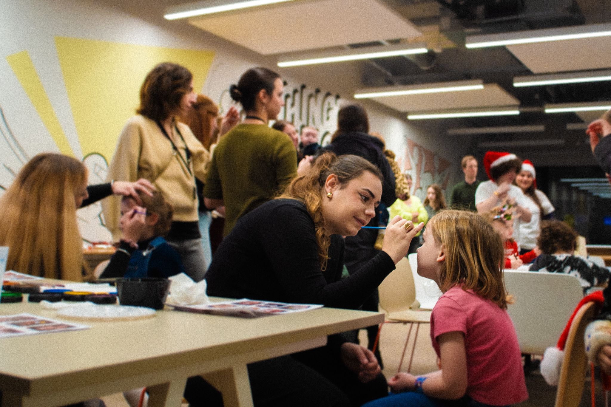Atelier de maquillage pour enfants lors d'un Kids and Family Day organisé en entreprise pour les collaborateurs