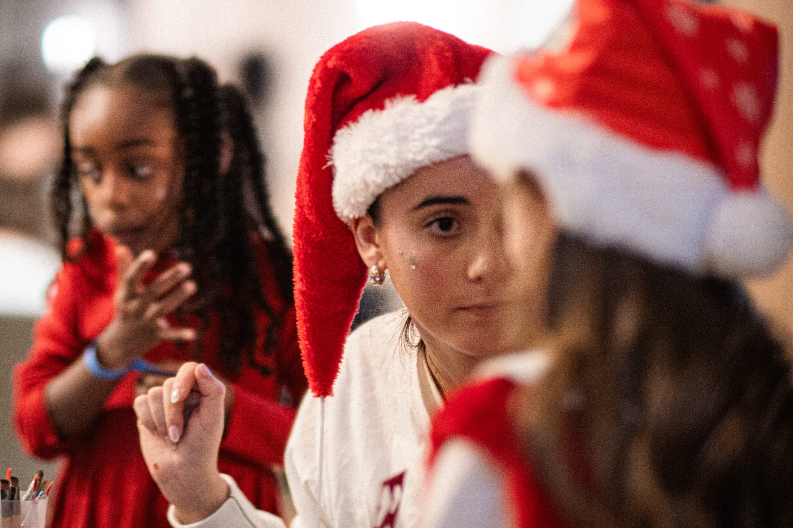Noël 3 Séance de maquillage paillettes pour les enfants pendant un arbre de Noël en entreprise