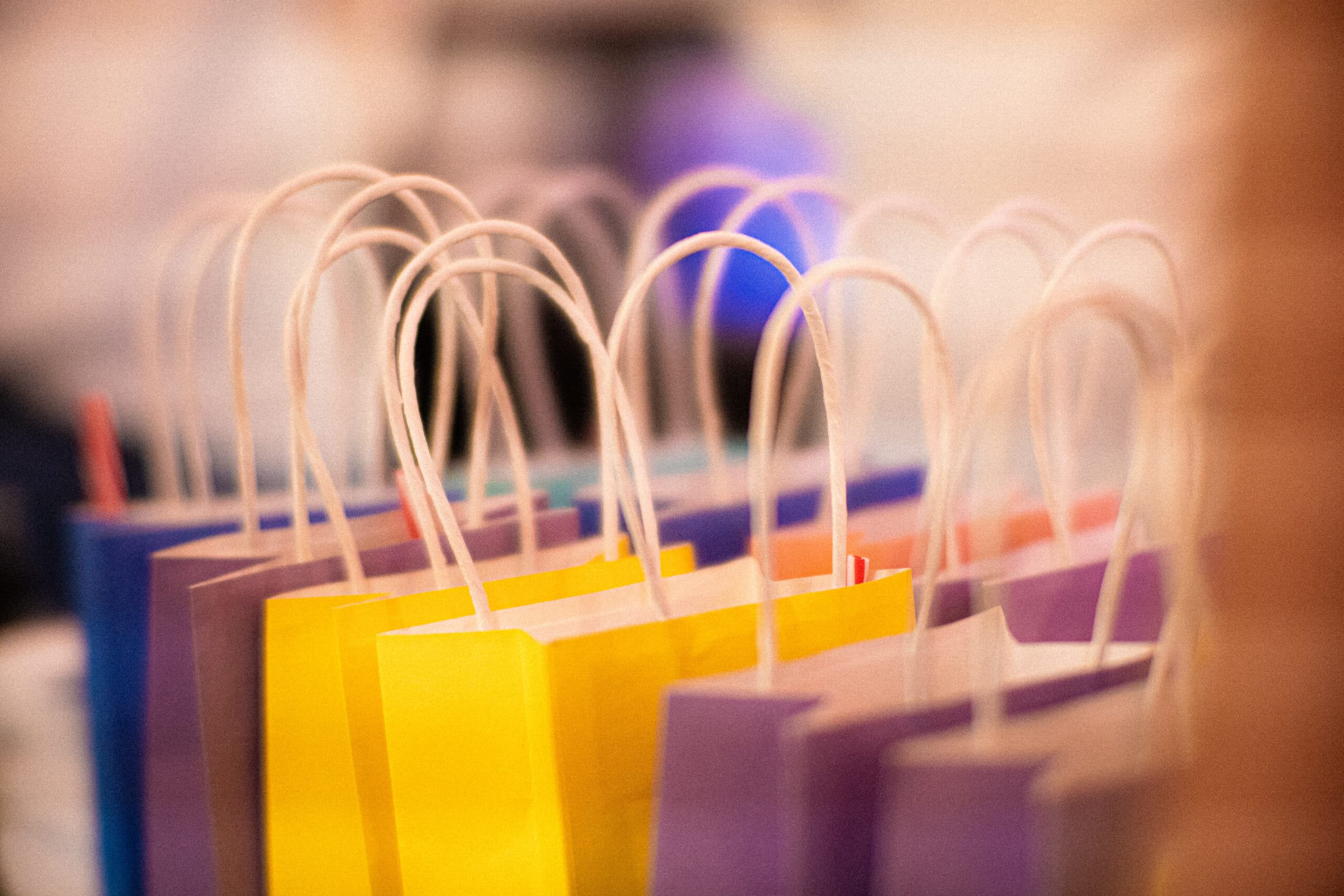 Sacs cadeaux colorés préparés pour la remise de cadeaux d'un arbre de Noël en entreprise