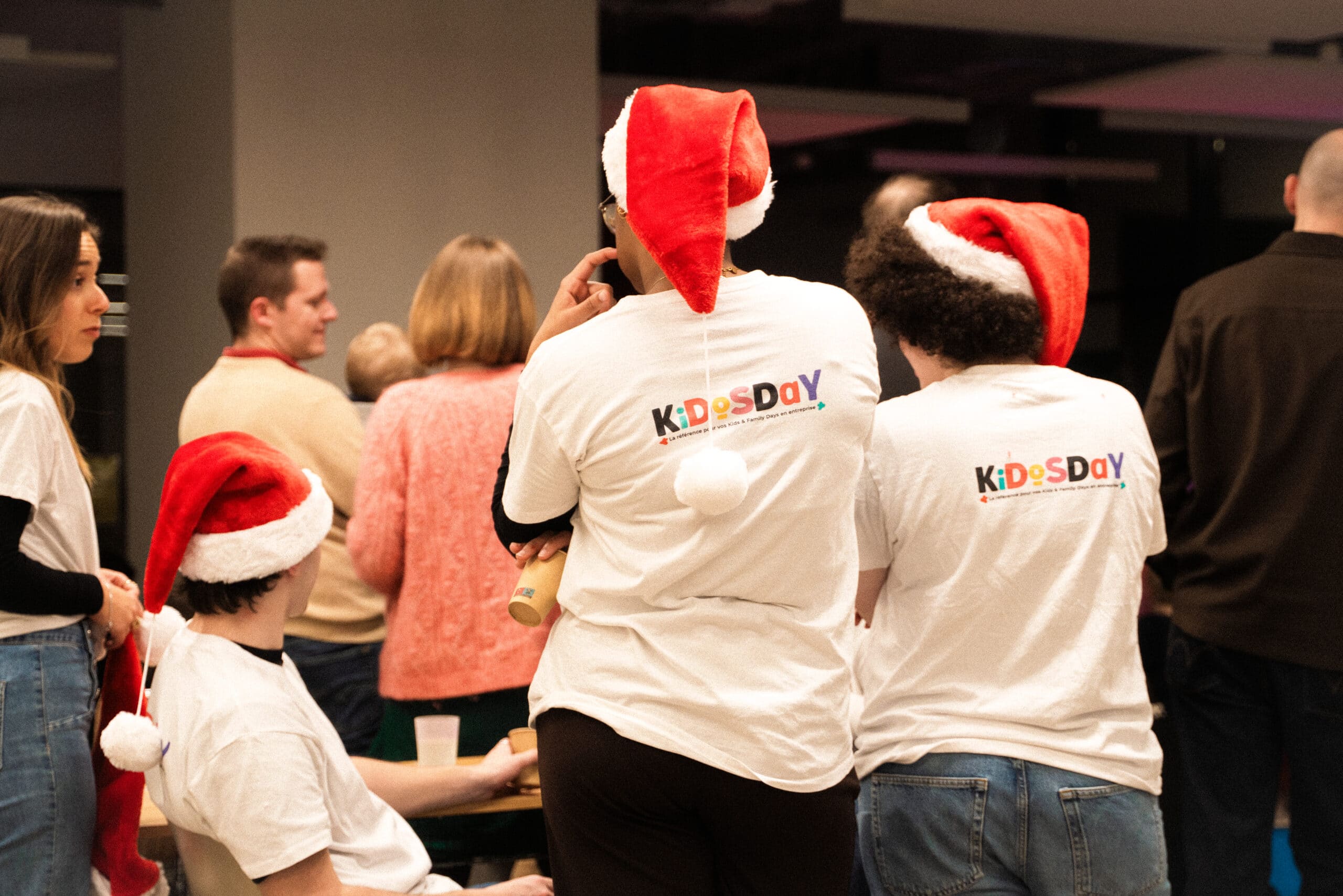 Équipe d'animateurs KidosDay en bonnet de Noël lors d'un événement d'entreprise