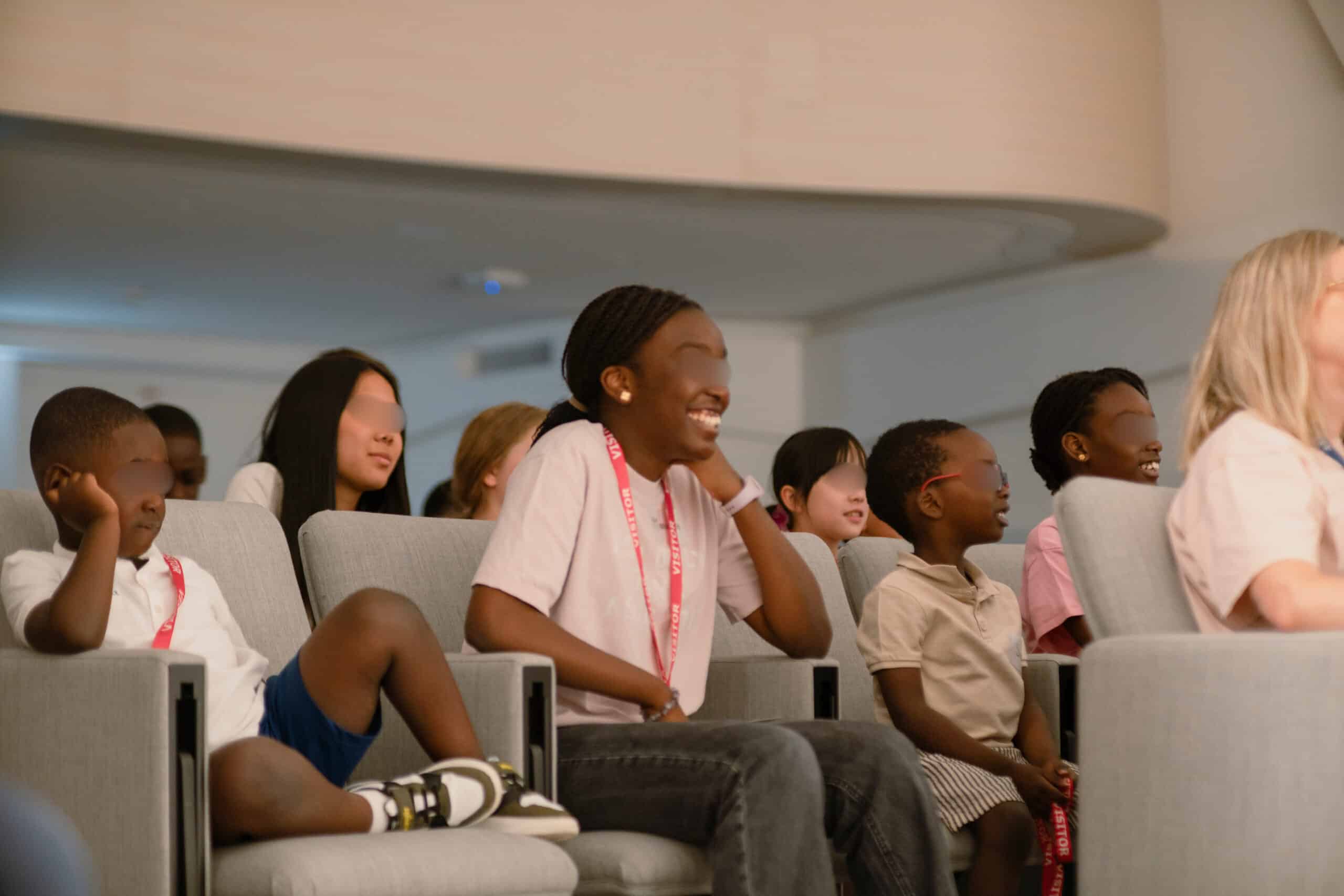 Enfants qui rient pendant un spectacle sur mesure joué dans leur entreprise