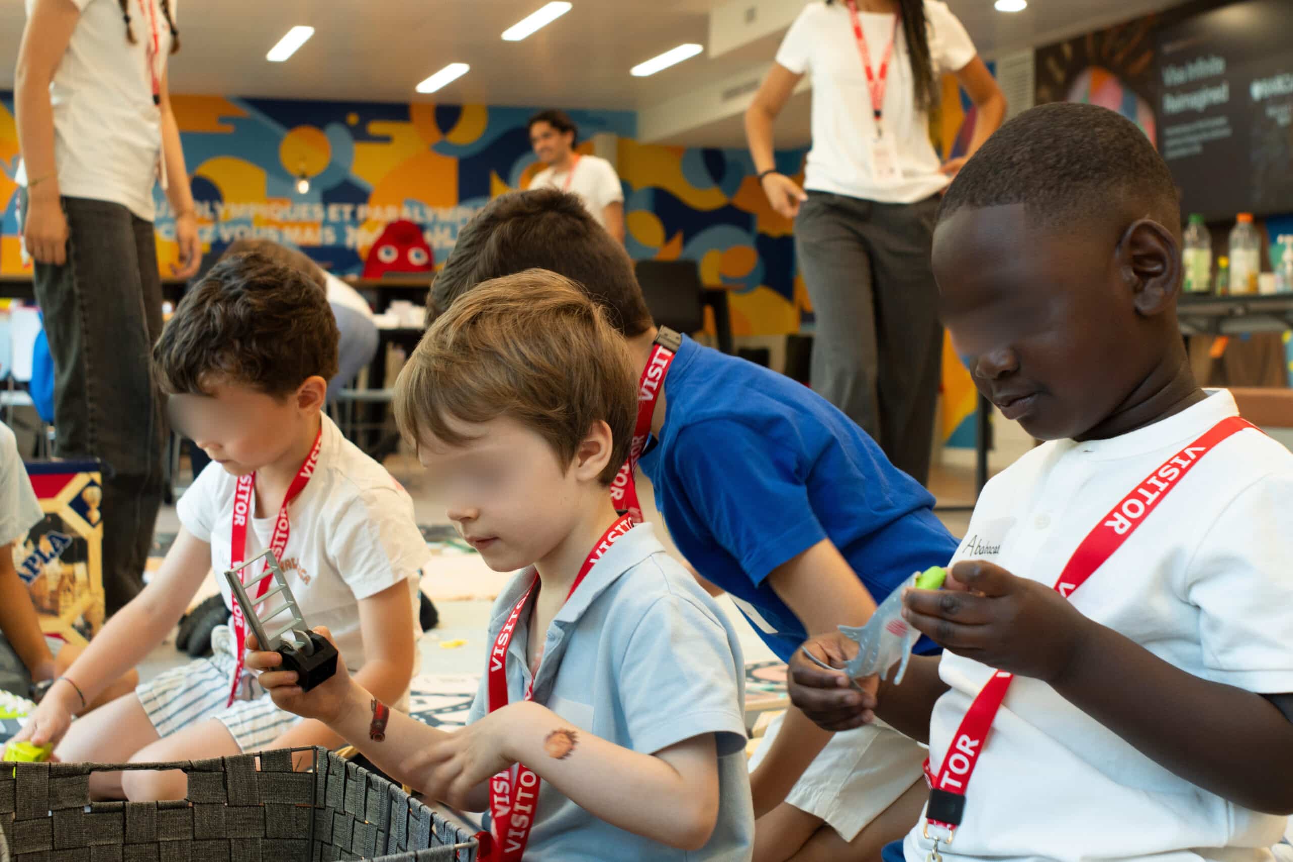 Enfants réunis autour d'un atelier créatif pendant un Kids Day en entreprise