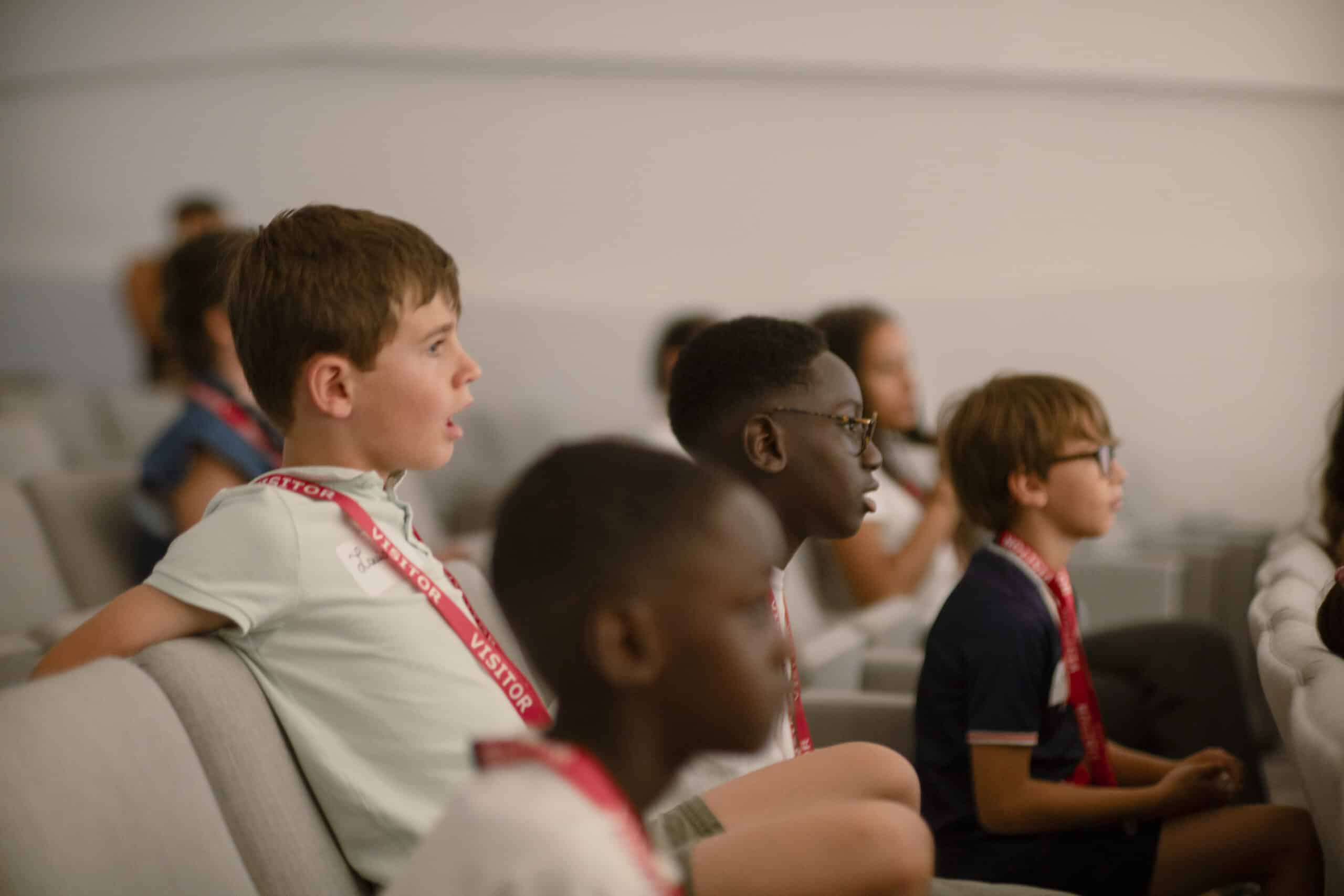Enfants captivés par un spectacle joué par des comédiens dans leur entreprise
