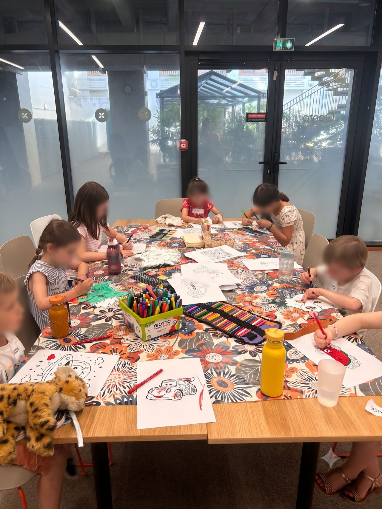 Atelier créatif de dessin collectif avec les enfants des salariés pendant une journée d'accueil en entreprise
