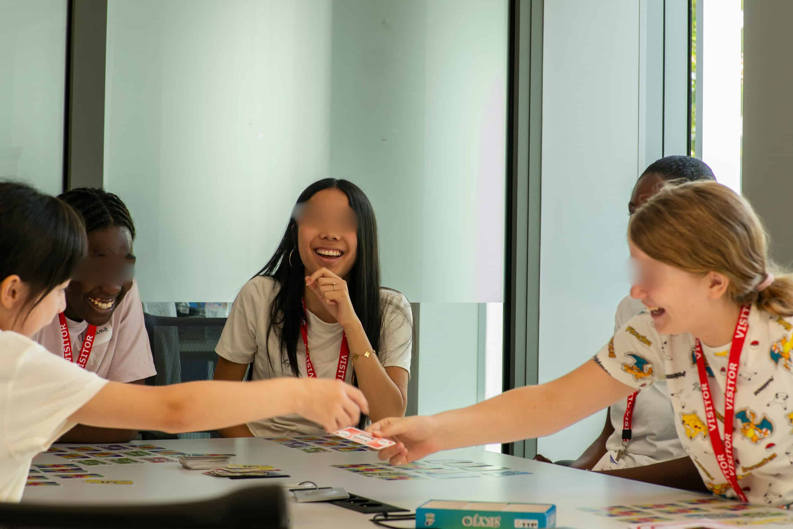 Atelier de jeu coopératif entre enfants pendant un Kids Day organisé en entreprise
