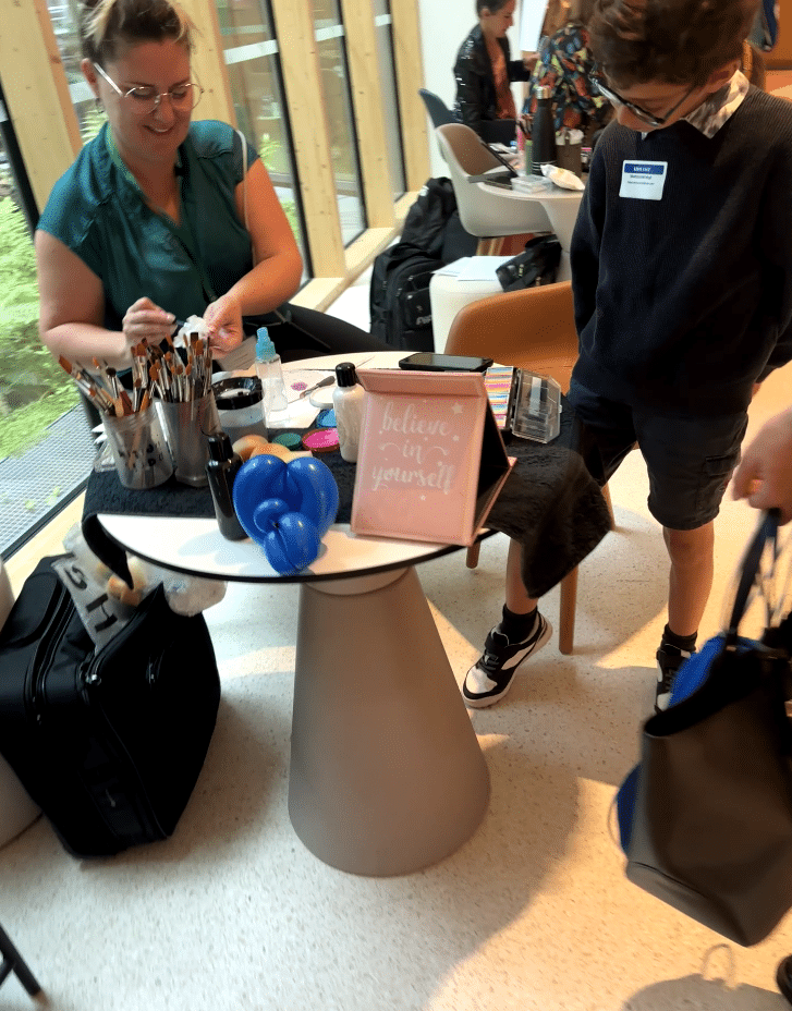 Stand de maquillage tenu par une animatrice KidosDay pendant la journée des familles AXA