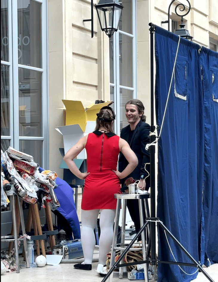 Les comédiens du spectacle « Les Gardiens de la Terre — Mission Prévoyance » avant leur entrée en scène
