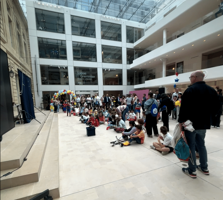 Journée des familles AXA : enfants et parents installés face à la scène du spectacle KidosDay