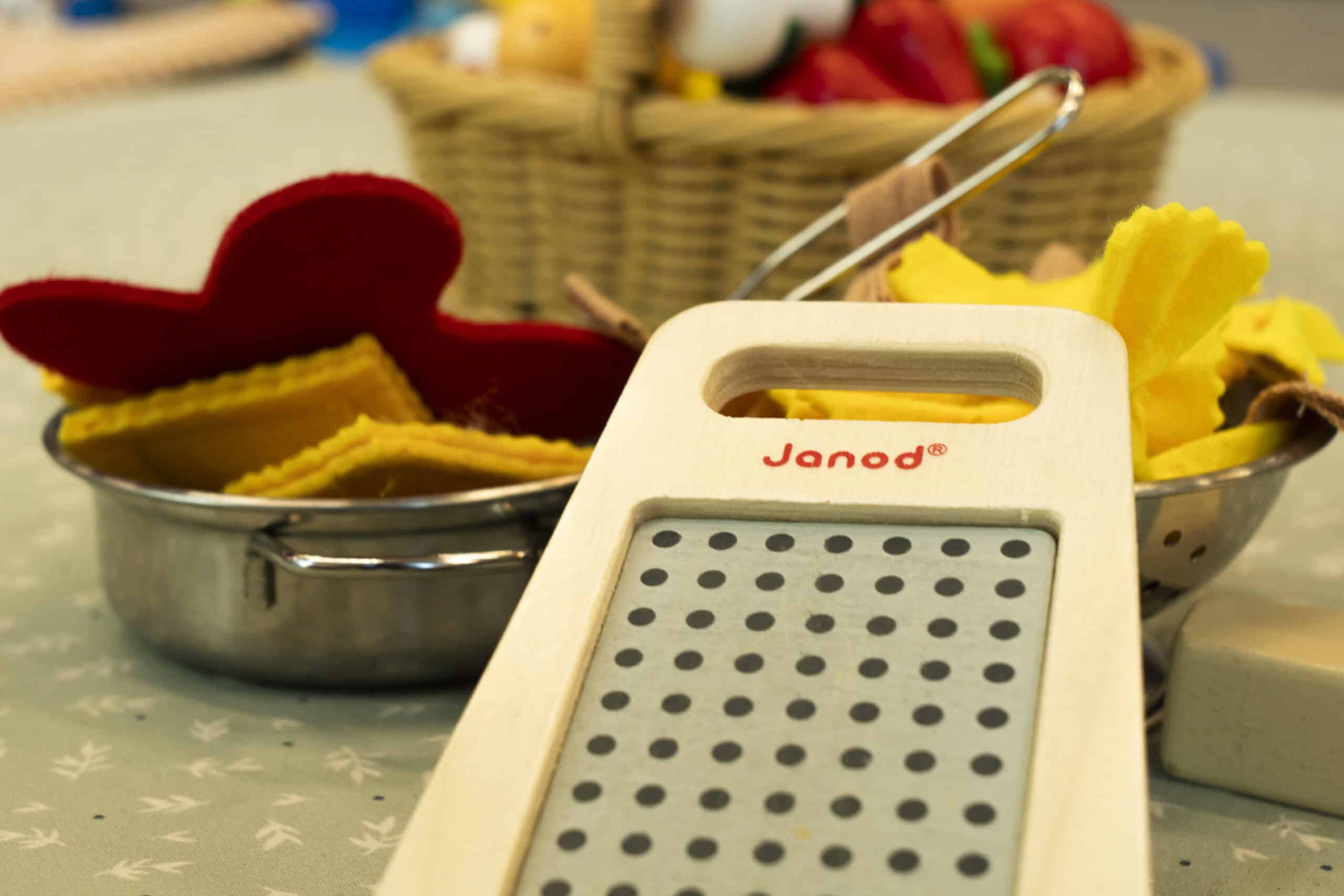 Dinette en bois Janod utilisée pendant un Kids Day en entreprise