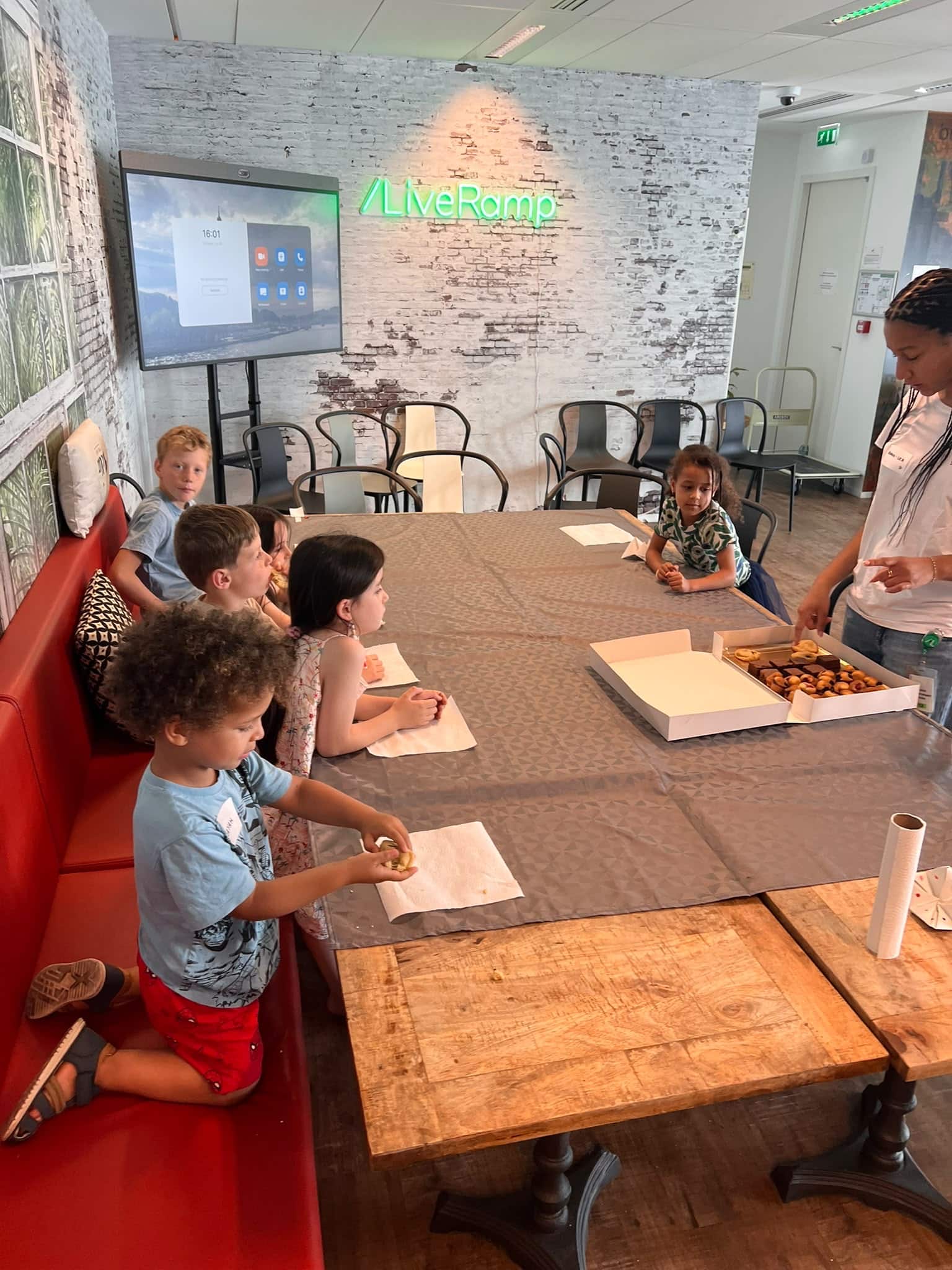 Enfants des salariés de LiveRamp en atelier dessin dans les bureaux de Levallois-Perret