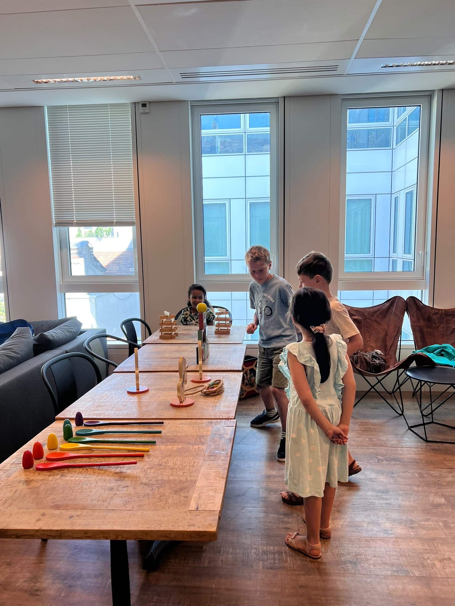 Enfants autour d'un jeu de société dans une salle de réunion de LiveRamp