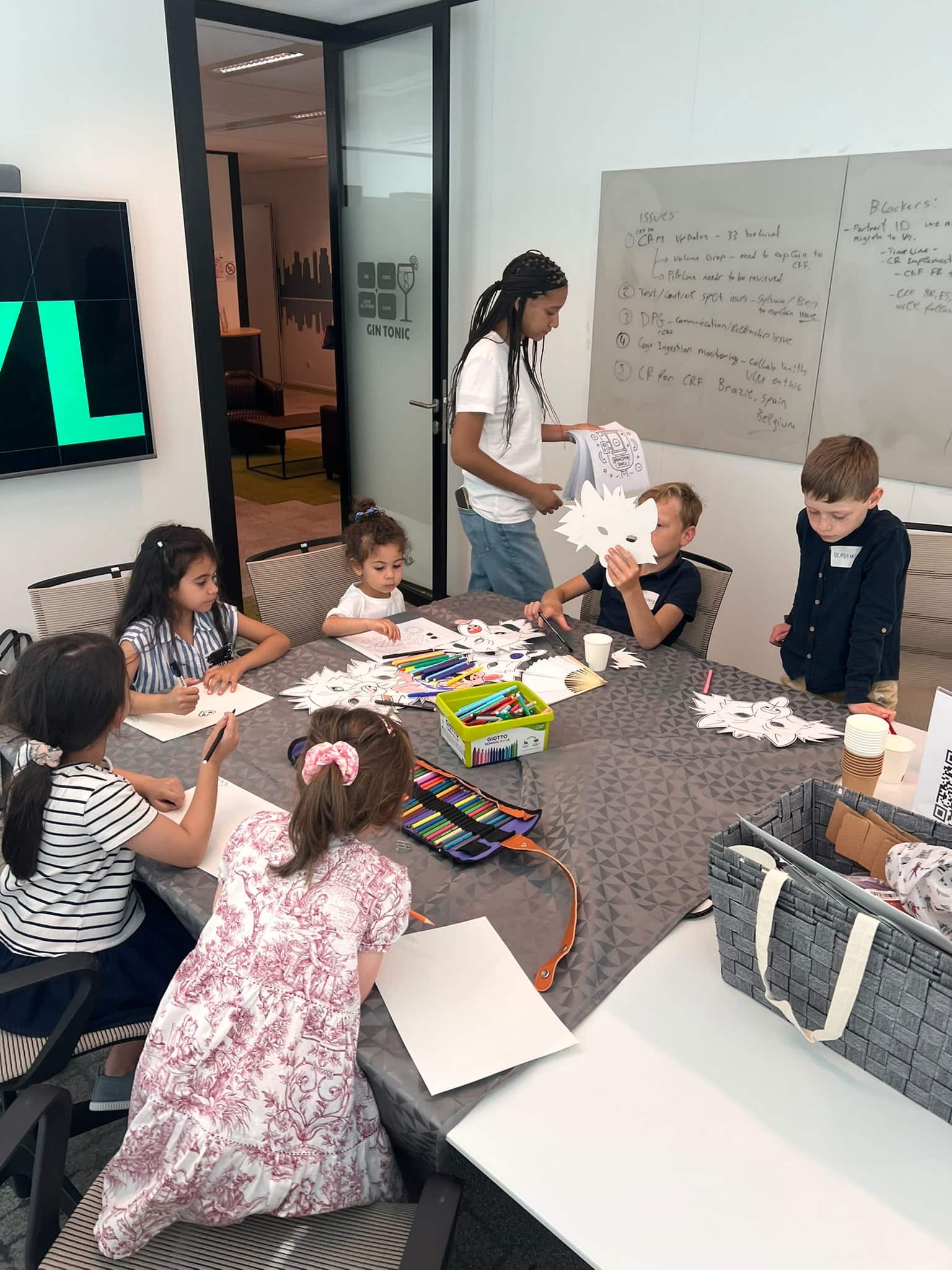 Animatrice KidosDay et enfants à l'atelier de découpage en papier chez LiveRamp