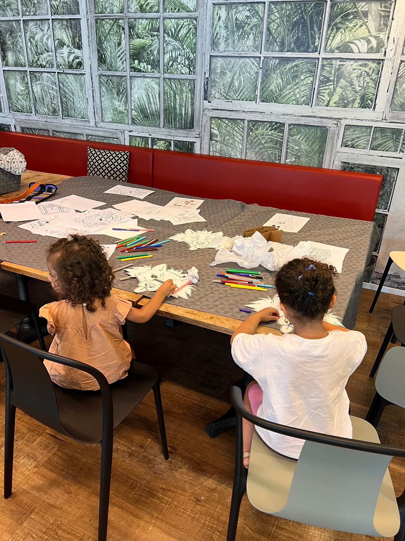 Deux fillettes à l'atelier dessin et découpage chez LiveRamp