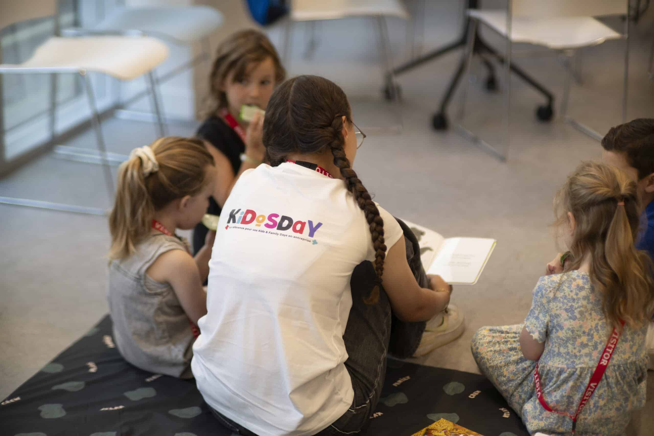 Animatrice KidosDay qui lit une histoire aux enfants dans le coin calme
