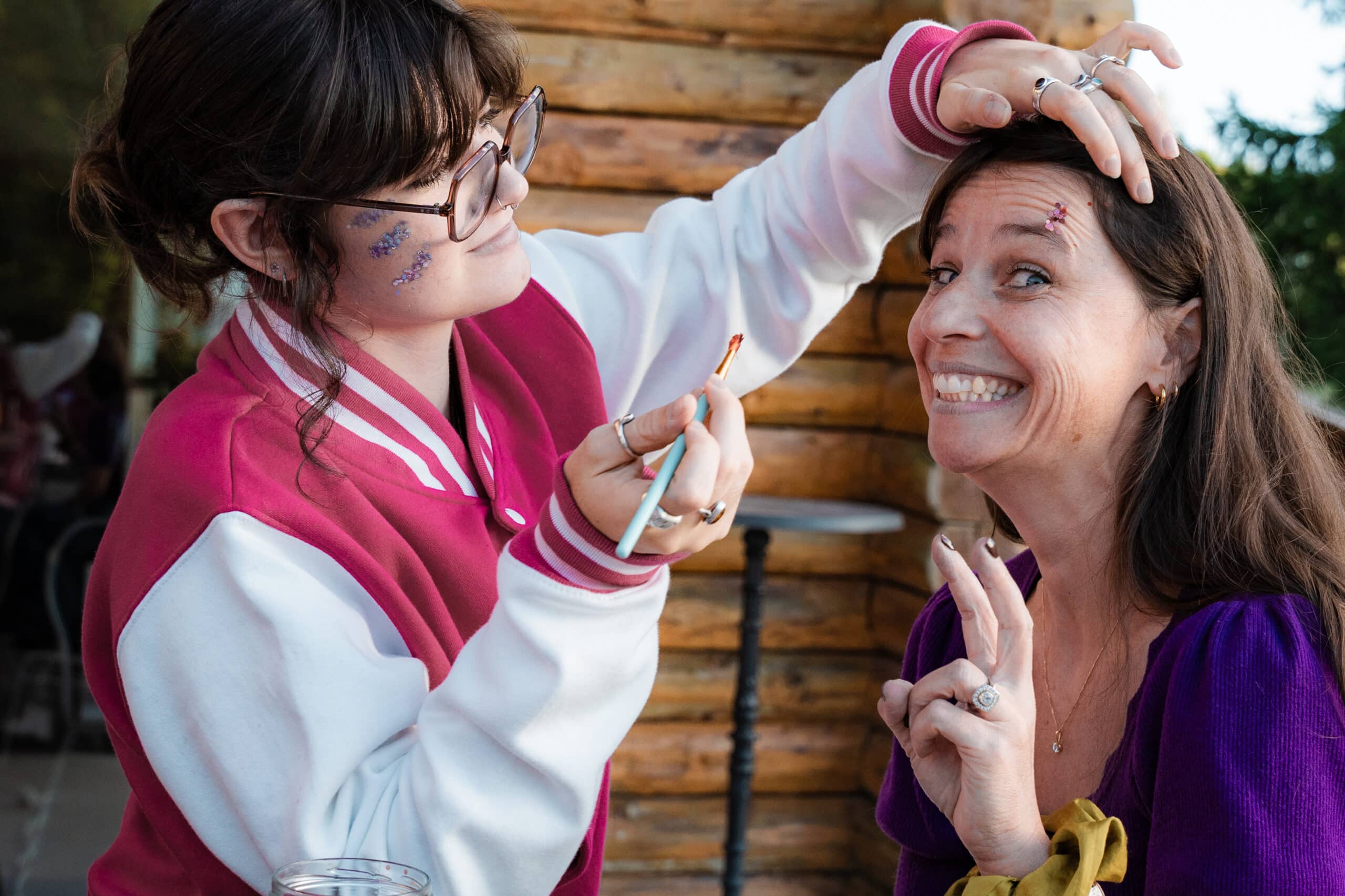 Une animatrice KidosDay pose des paillettes sur le visage d'une participante au Festival RH