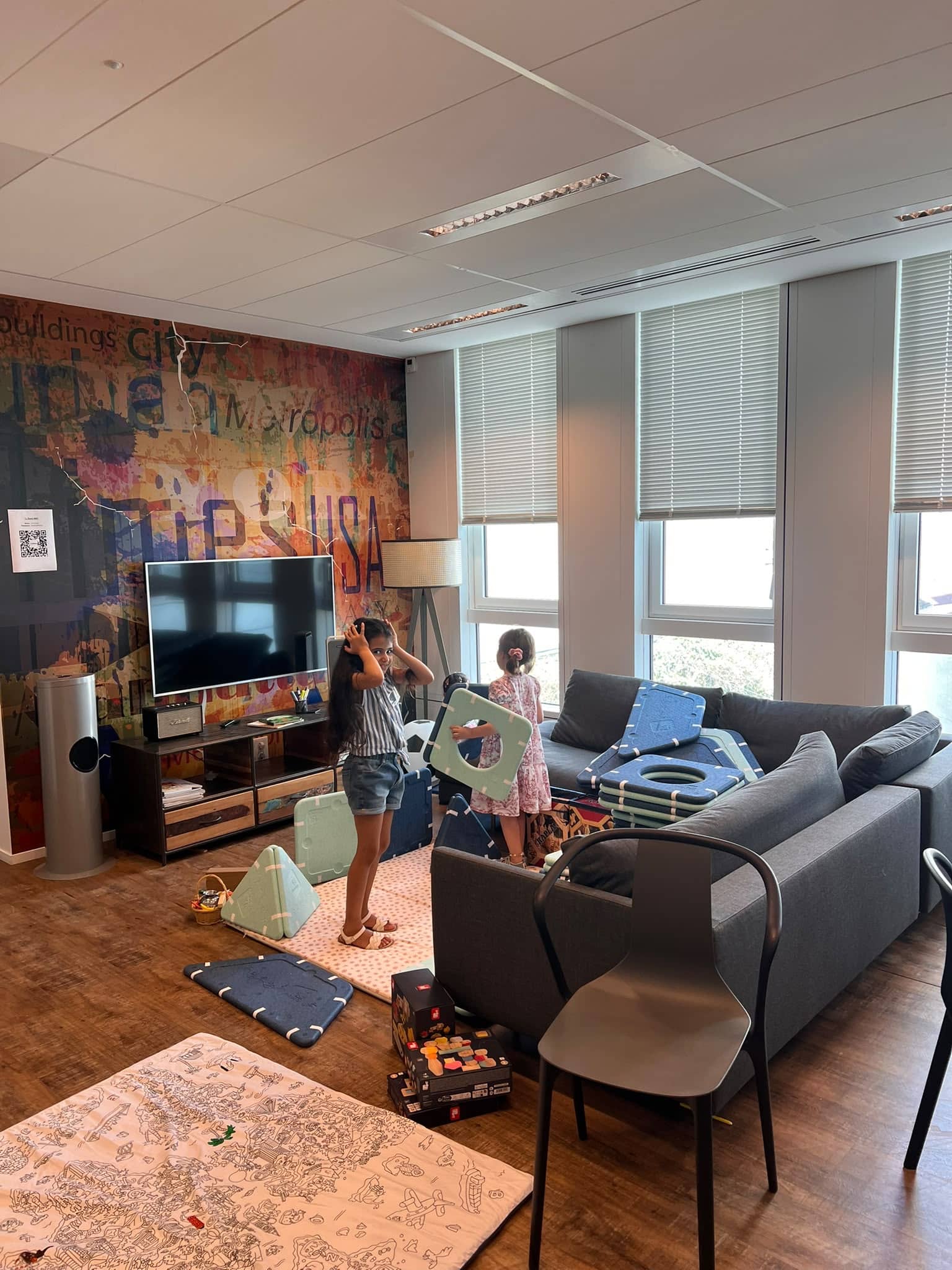 Zone de jeux libres installée dans les bureaux de LiveRamp pour la garde des enfants