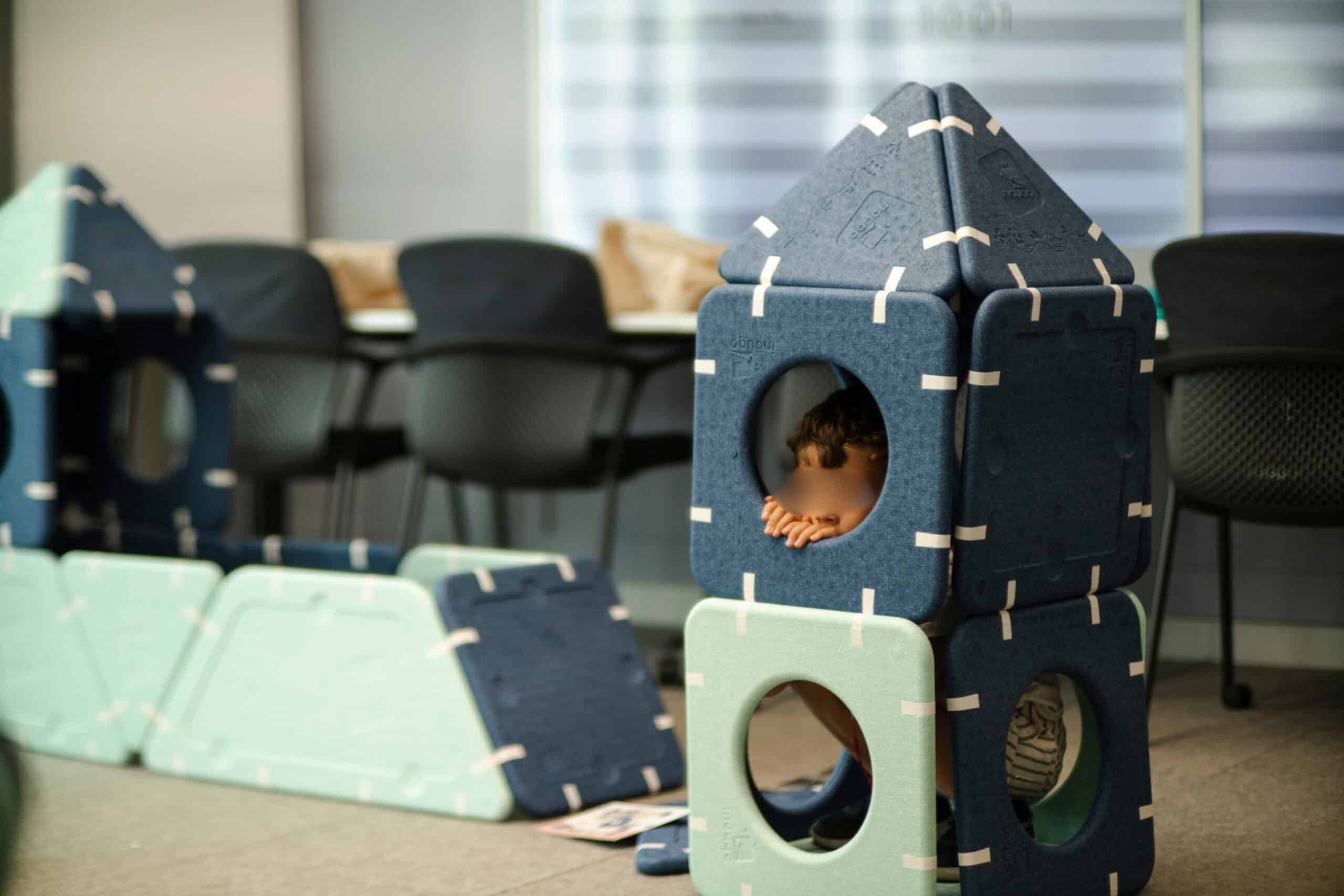 Fusée construite en modules aimantés à l'atelier cabanes du Bring Your Child to Work Day de Visa