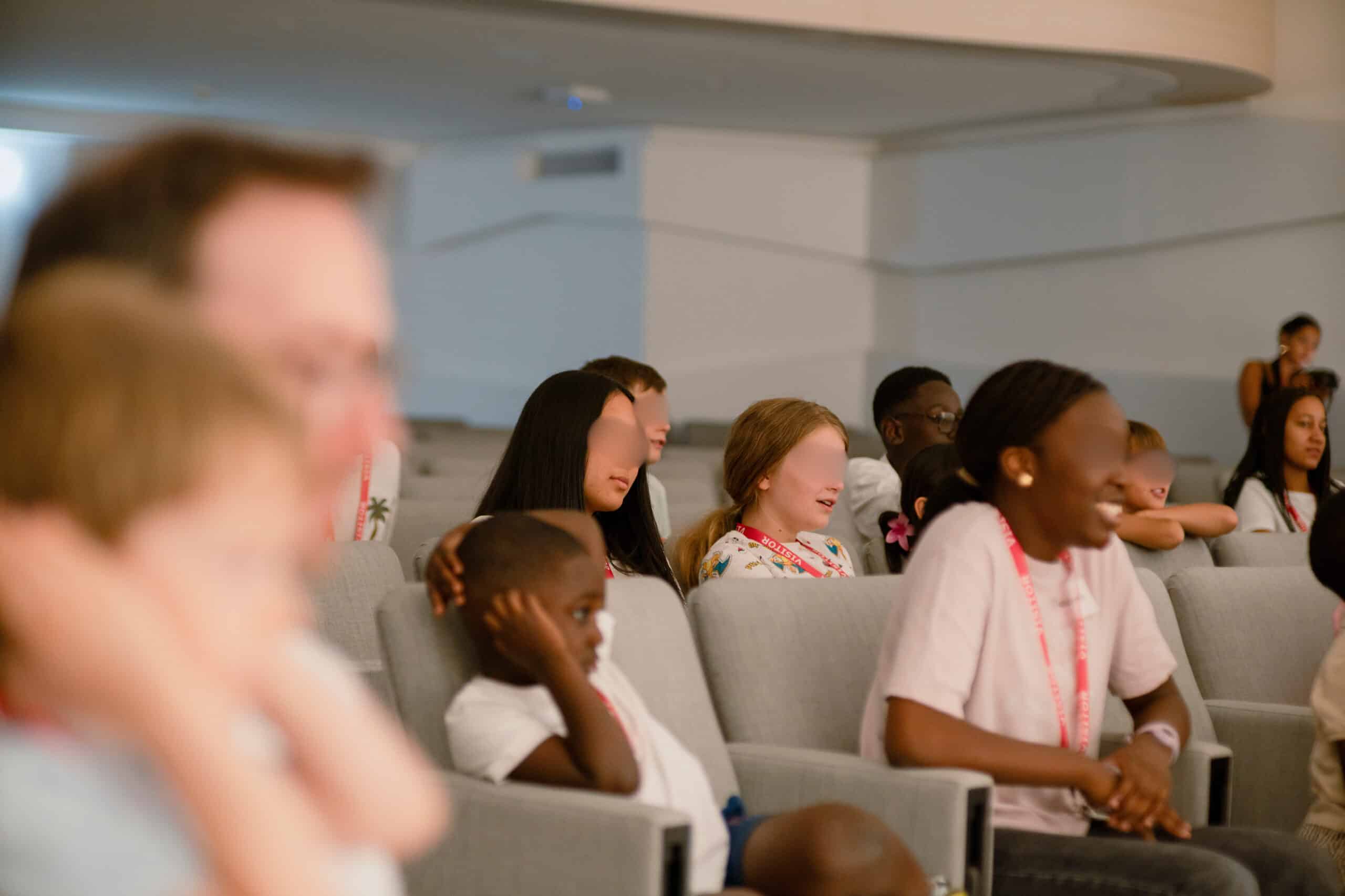 Enfants et parents dans l'auditorium de Visa pendant le spectacle