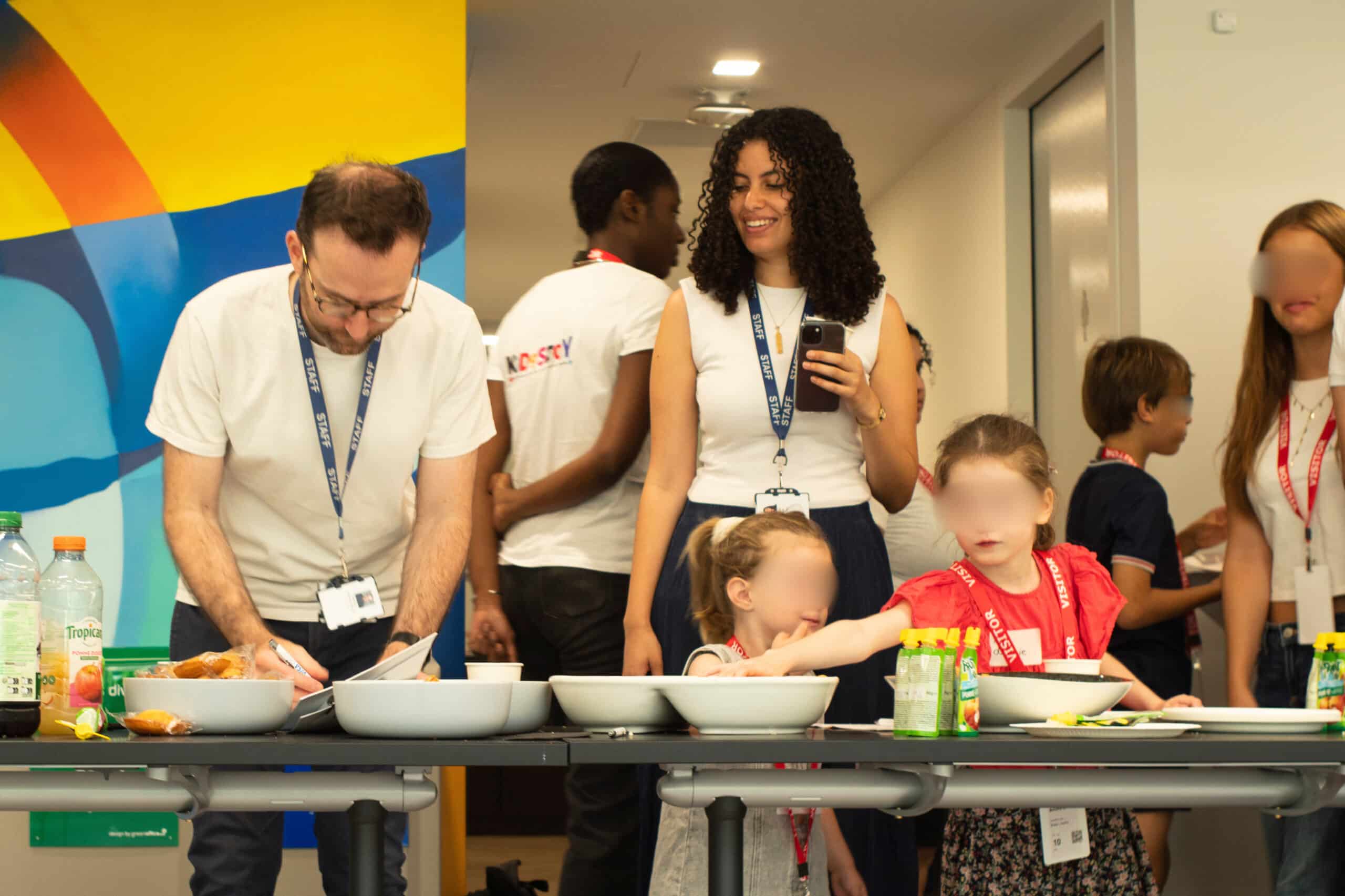 Petit-déjeuner d'accueil du Bring Your Child to Work Day chez Visa, avec une animatrice KidosDay